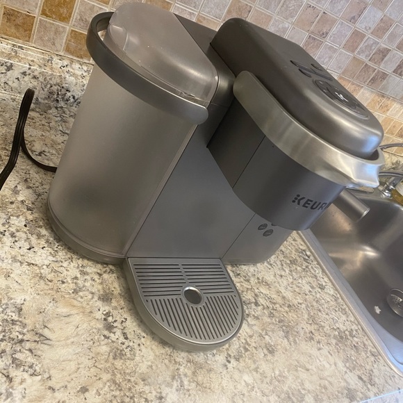 Keurig Single Serve Coffee, Latte&Cappuccino Maker - Picture 4 of 10